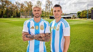 Rodrigo De Paul y Giovani Lo Celso lucen la nueva camiseta de la Selección Argentina.
