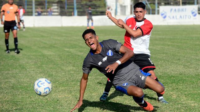 El dolor en el gesto del jugador de Argentino simboliza el de la derrota ante Juventud Unida