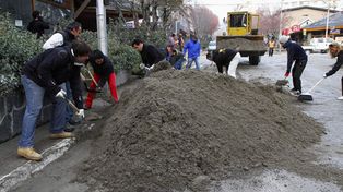 Vecinos y voluntarios salieron a la calle a limpiar Bariloche de las cenizas