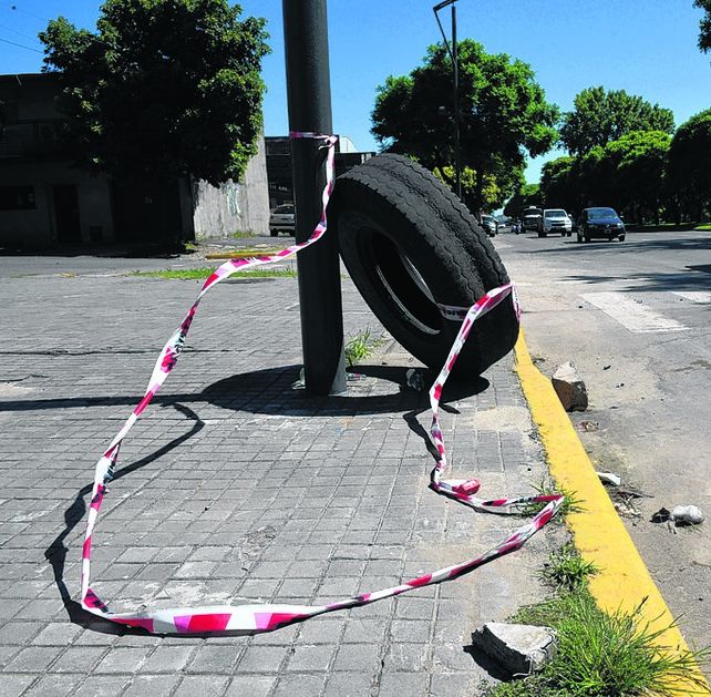 apoyado. Morales estaba junto a su auto frente a un poste de luz.