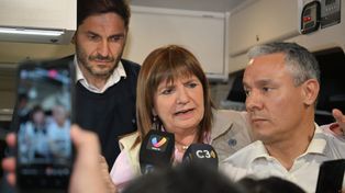 Patricia Bullrich junto al gobernador electo de Santa Fe, Maximiliano Pullaro, y el candidato a diputado nacional por Juntos por el Cambio, José Nuñez.&nbsp;