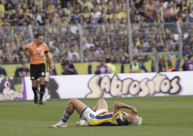 La lesión de Alejo Veliz ante Boca se dio al minuto de juego. Intentó seguir jugando, pero tuvo que ser reemplazado.