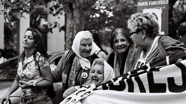 Madres y Abuelas de Plaza de Mayo un símbolo que se plasmó en las calles de Rosario.&nbsp;