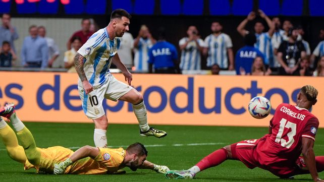 Lionel Messi ya desairó al arquero Crépeau e intenta definir