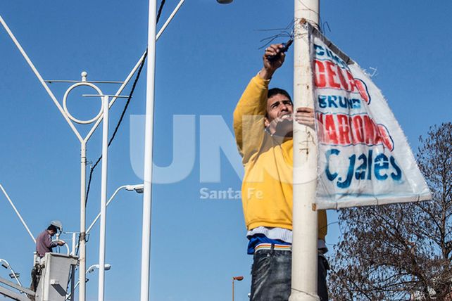 Tras la jornada electoral, comenzó la limpieza de cartelería política en la ciudad