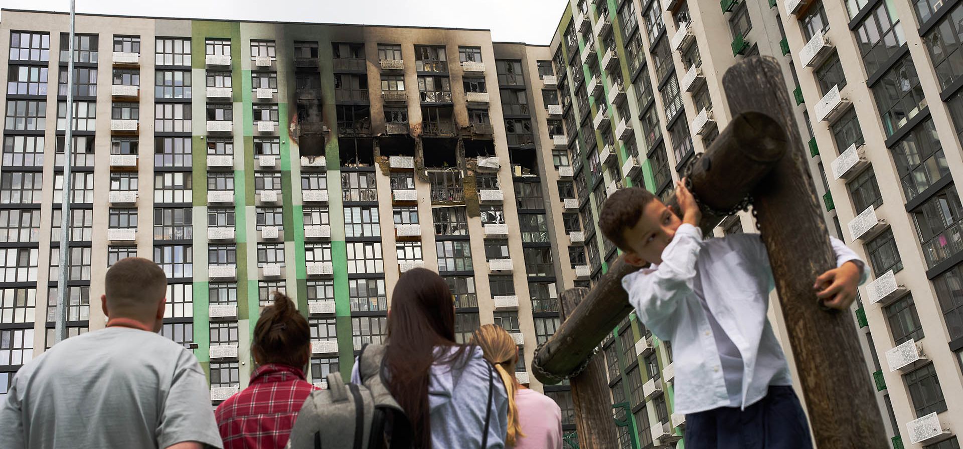 Residentes locales observan a los bomberos mientras trabajan tras el ataque de un dron ruso contra un edificio residencial en Kiev, el martes 1 de septiembre de 2026. (Foto AP/Francisco Seco)