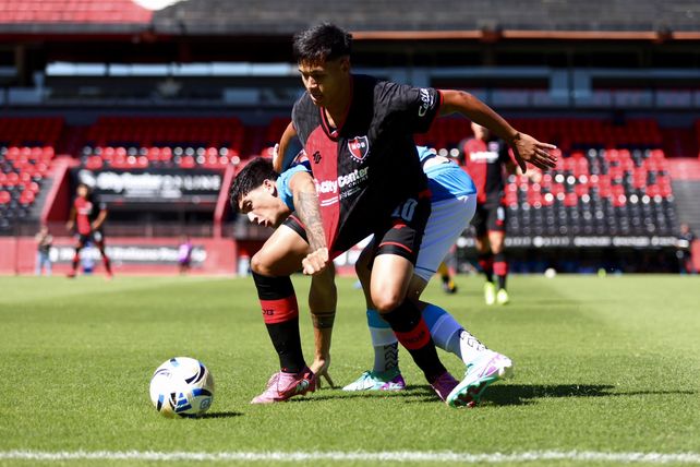 Sebastián Montero defiende el baló frente a la marca del defensor de Belgrano. Newell's volvió a sumar de a tres.