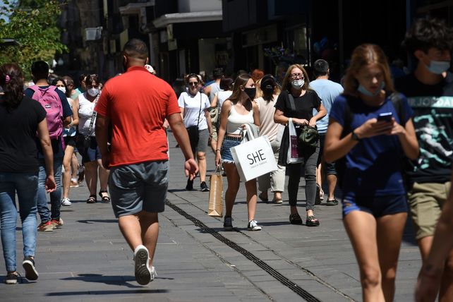 Frenéticas compras de último momento en una peatonal que hierve a 34 grados