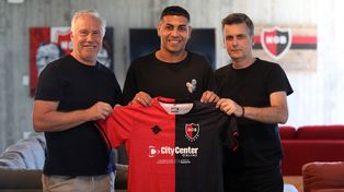 El director deportivo Roberto Sensini y el presidente Ignacio Boero escoltan a Salomón, el nuevo marcador central de Newells.