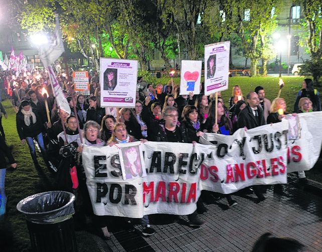 antorchas. Masivo reclamo anoche frente a la sede de Gobernación.