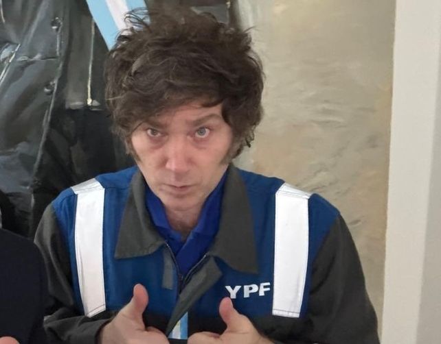 Javier Milei ve el partido con un mameluco de YPF.