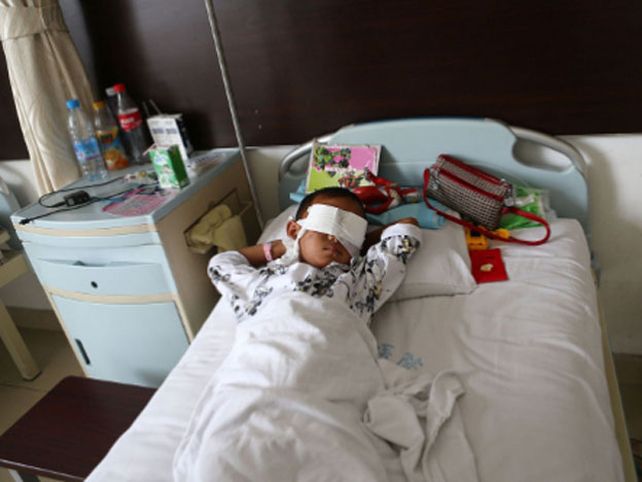 Conmoción por un niño al que traficantes de órganos le extirparon los ojos