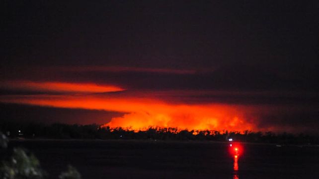 Este sábado por la noche se podía apreciar en la zona sur de Rosario un foco de importantes dimensiones frente a Rosario.