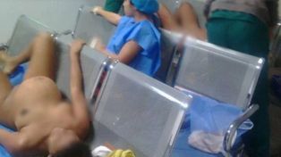Las distintas versiones de la foto de parturientas atendidas en una sala de espera en Venezuela