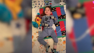 Video: el emotivo momento en que un niño logra darse vuelta tras estar su vida postrado en una silla de ruedas