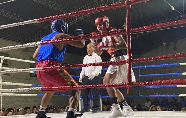 Boxing Training de Santa Fe organiza noche de boxeo bajo las estrellas en la ruta 168.