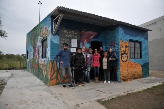 Con una intervención artística, los jóvenes del barrio renovaron la fachada de la Vecinal Scarafía