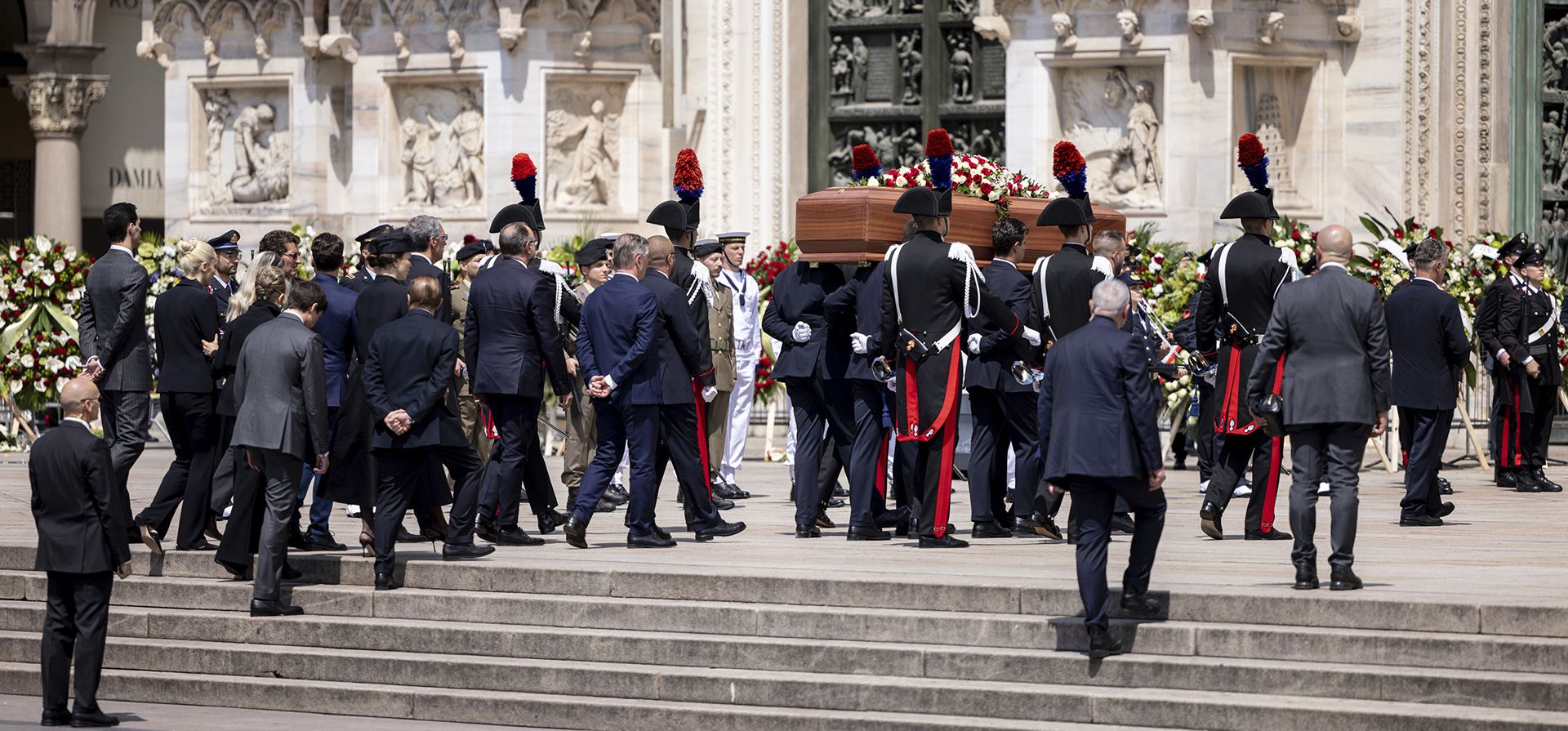 Autoridades gubernamentales, familiares y amigos del exprimer ministro italiano Silvio Berlusconi siguen su ataúd durante el funeral de estado en la Catedral de la era gótica de Milán, Italia, el miércoles 14 de junio de 2023. Berlusconi murió a los 86 años el lunes en un hospital de Milán donde estaba siendo tratado para la leucemia crónica. (Claudio Furlán/LaPresse vía AP) Autoridades gubernamentales, familiares y amigos del exprimer ministro italiano Silvio Berlusconi siguen su ataúd durante el funeral de estado en la Catedral de la era gótica de Milán, Italia, el miércoles 14 de junio de 2023. Berlusconi murió a los 86 años el lunes en un hospital de Milán donde estaba siendo tratado para la leucemia crónica. (Claudio Furlán/LaPresse vía AP)