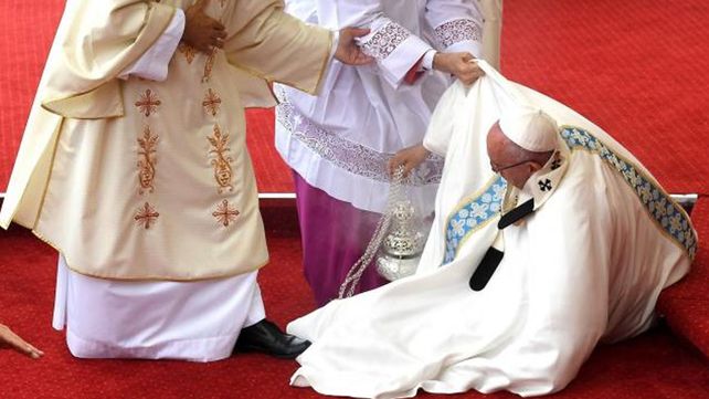 El papa Francisco se cae durante una misa en Polonia