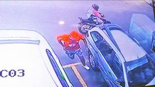 Quedó registrado en una cámara cómo asaltan a una mujer en el estacionamiento de un hipermercado