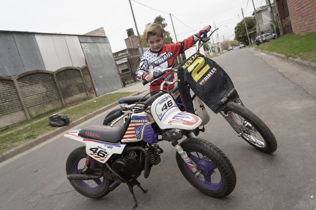 Benja con las dos motos que tiene en la actualidad y prepara su tío en el taller de zona norte.