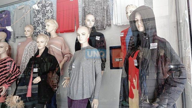 Los comercios de indumentaria ya venden abrigos.