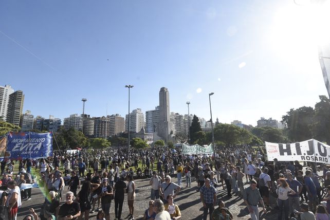 Multitudinaria marcha en Rosario a 48 años del golpe cívico militar