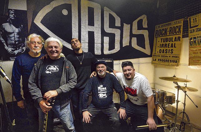 La banda rosarina Oasis presenta este jueves un libro que recorre sus primeros años de historia