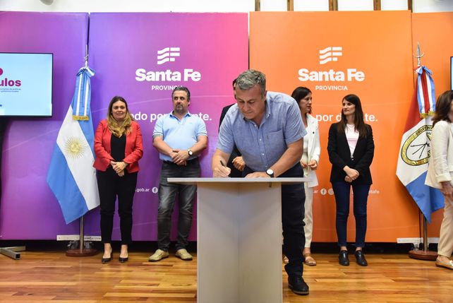 Fiorenza rubricó el acuerdo que permitirá ampliar los fondos destinados a las obras de alumbrado público