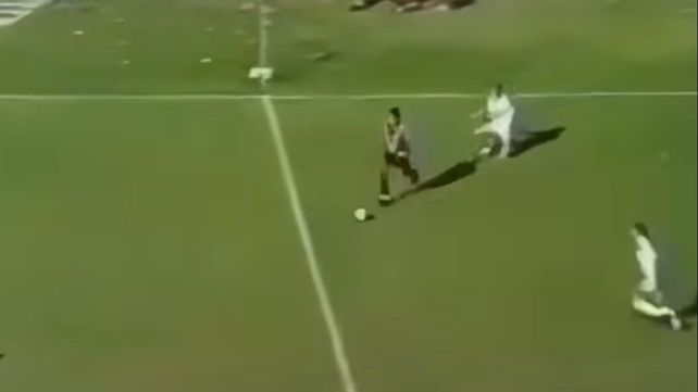 Omar Palma inicia la carrera hacia el gol en un partido amistoso ante los merengues.