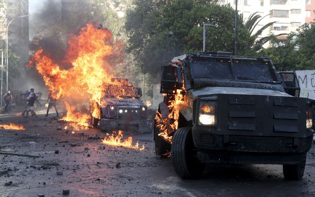 Incendios y destrozos a un año de las protestas sociales que sacudieron a Chile