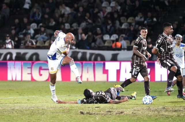 Carlos Quintana buscó el gol ante Platense