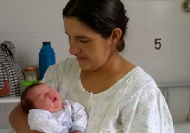 La flamante mamá con su bebé./ gentileza Radio EMME.