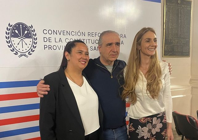 Colombo, junto a Ariel Sclafani y Karen Fruh, del bloque FE. Colombo, junto a Ariel Sclafani y Karen Fruh, del bloque FE.