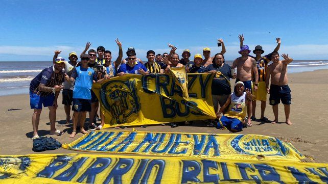 Al sol. Los hinchas canallas posaron para la foto en medio de la playa