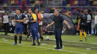 Ariel Holan se vio en la obligación de meter mano en el equipo de Central.
