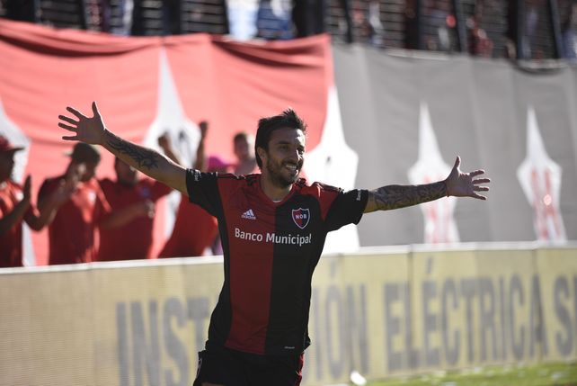 Newells liquidó a Vélez con buen juego y los inolvidables goles de Nacho Scocco