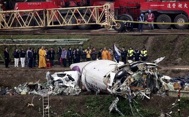 El fuselaje del ATR 72-600 quedó sin las alas ni la cola y con varios agujeros en un costado.