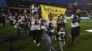 Seis días después del asesinato familiares y amigos de Ivana Garcilazo pidieron Justicia en la previa de Rosario Central con Huracán.