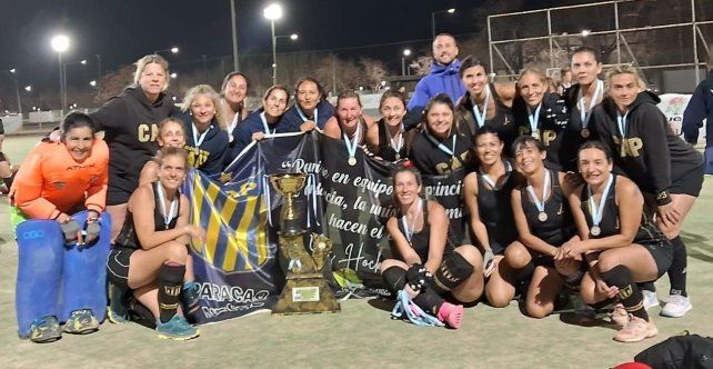 El plantel de Paracao que se subió el podio en San Juan.