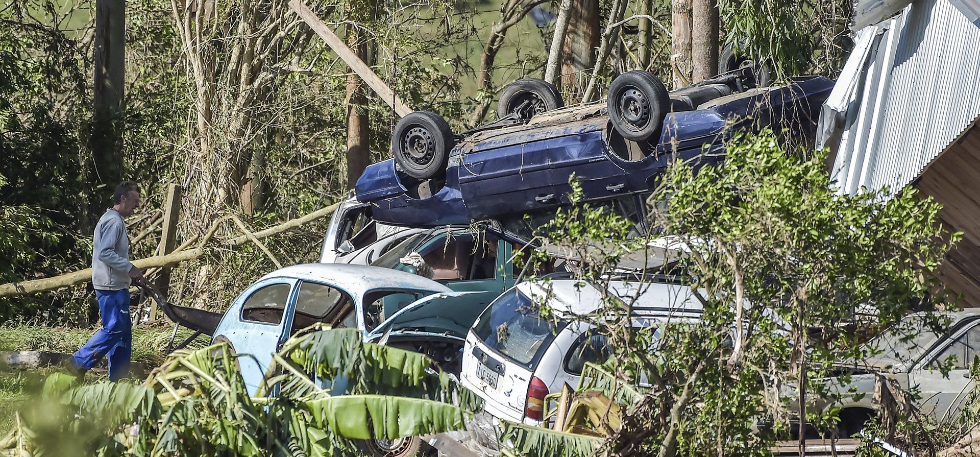 Coches destruidos tras las inundaciones provocadas por un ciclón mortal en Mucum, estado de Rio Grande do Sul, Brasil, el miércoles 6 de septiembre de 2023. Un ciclón extratropical en el sur de Brasil provocó inundaciones en varias ciudades. (Foto AP/Wesley Santos) Coches destruidos tras las inundaciones provocadas por un ciclón mortal en Mucum, estado de Rio Grande do Sul, Brasil, el miércoles 6 de septiembre de 2023. Un ciclón extratropical en el sur de Brasil provocó inundaciones en varias ciudades. (Foto AP/Wesley Santos)