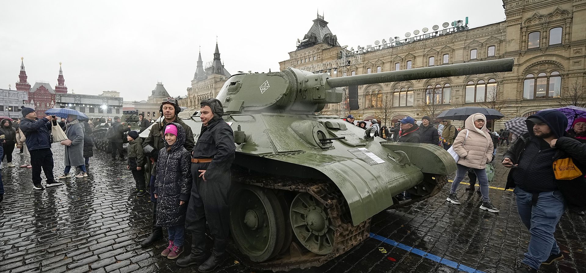 La gente posa para una fotografía frente a un tanque T-34 de la era soviética en un museo interactivo al aire libre para conmemorar el 82º aniversario del desfile de la Segunda Guerra Mundial, en la Plaza Roja de Moscú, Rusia, el lunes 6 de noviembre. (Foto AP/Alexander Zemlianichenko) La gente posa para una fotografía frente a un tanque T-34 de la era soviética en un museo interactivo al aire libre para conmemorar el 82º aniversario del desfile de la Segunda Guerra Mundial, en la Plaza Roja de Moscú, Rusia, el lunes 6 de noviembre. (Foto AP/Alexander Zemlianichenko)