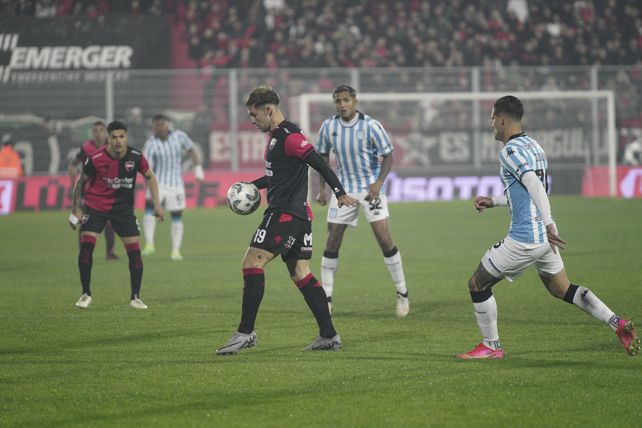 Matko Miljevic domina la pelota. Newells precisa la victoria ante Racing.