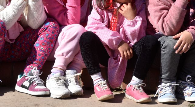 Un clásico. Este año los padres extendieron a varios días la espera en la puerta de las escuelas para anotar a sus hijos.