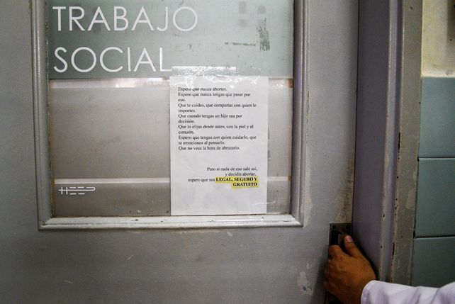 Un cartel sobre el aborto legal, seguro y gratuito en la puerta del área de trabajo social del Hospital Eva Perón. Foto: Celina Mutti Lovera