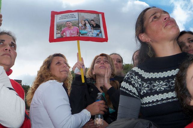 La mujer y la madre de Adrián Escobar reclamando ser escuchadas frente a la Legislatura.