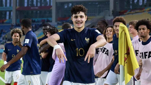 Los jugadores de Francia celebran su triunfo sobre Uzbekistán.