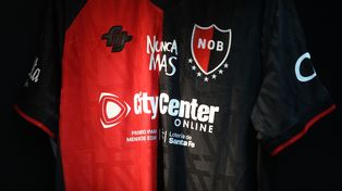 El homenaje de Newells a 50 años del golpe: Nunca Más en la camiseta y placa en el Parque