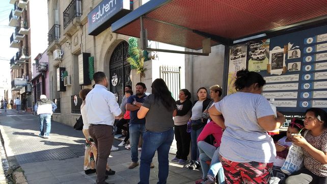 Familiares de personas con discapacidad y prestadores se manifiestan frente a Iosper&nbsp;