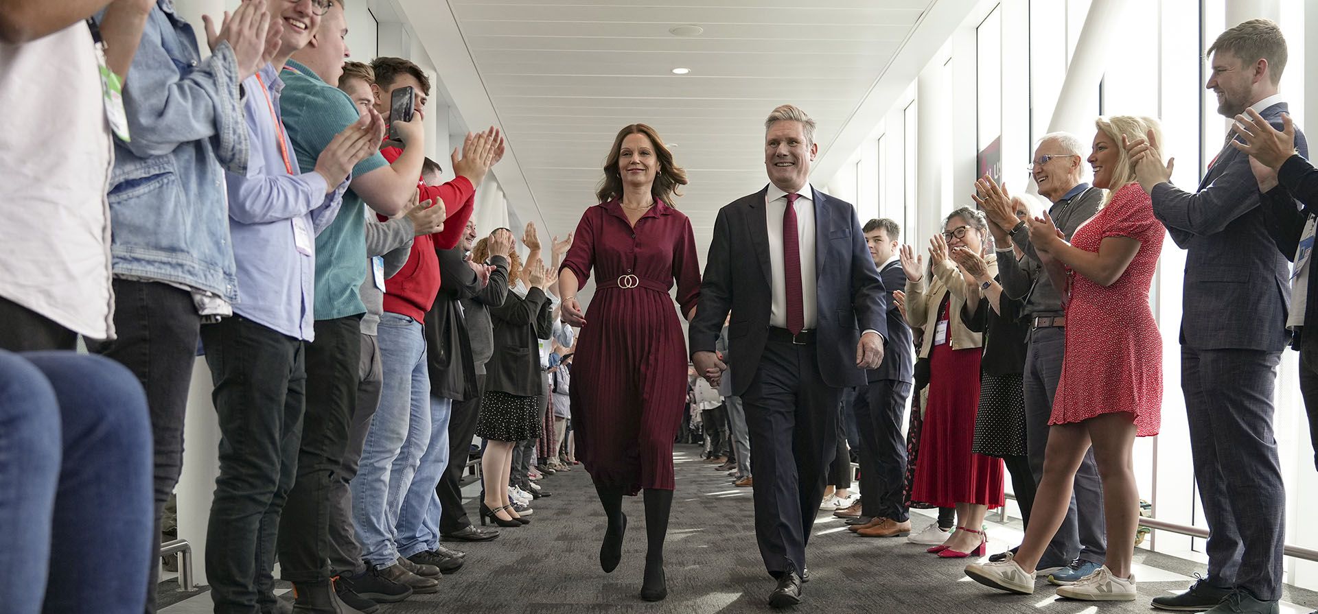 Keir Starmer, líder del Partido Laborista de Gran Bretaña, camina con su esposa Victoria mientras sus seguidores aplauden antes de su discurso en la conferencia anual del partido en Liverpool, Inglaterra, el martes 27 de septiembre de 2022.